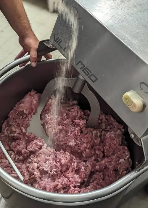 assaisonnement de la saucisse de toulouse - boucherie la bête à cornes toulouse