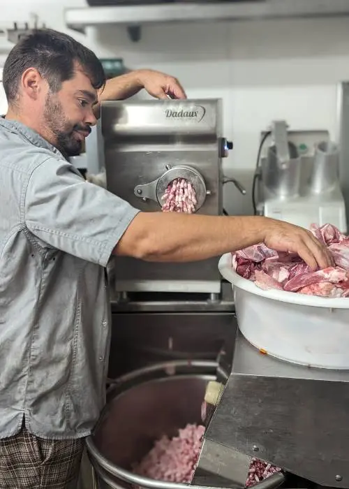 hachage de la saucisse de toulouse - boucherie la bête à cornes toulouse